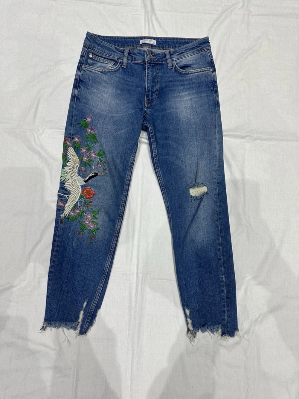 Women’s Zara boyfriend embroidered blue raw hem jeans size 8